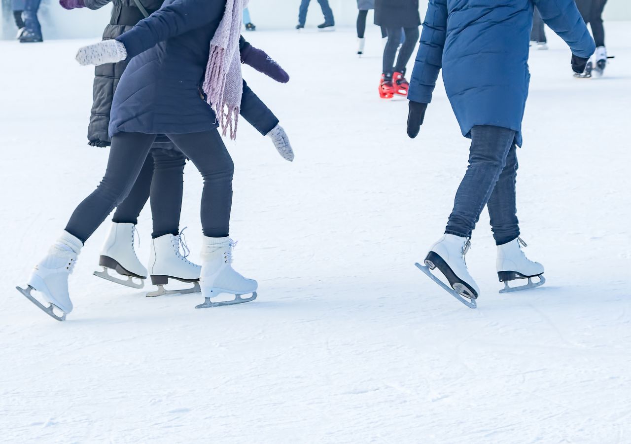 Si pattina in Largo Poste a Cortina d'Ampezzo - Fondazione Cortina, image size:1280x900