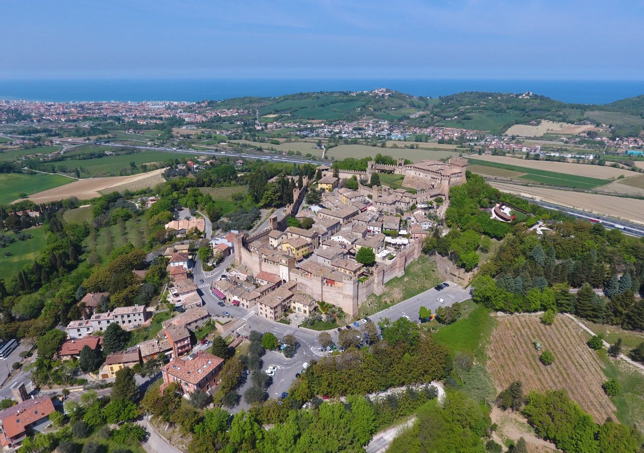 Un viaggio nel medioevo tra le mura di un borgo tra Pesaro e Rimini, image size:1280x900